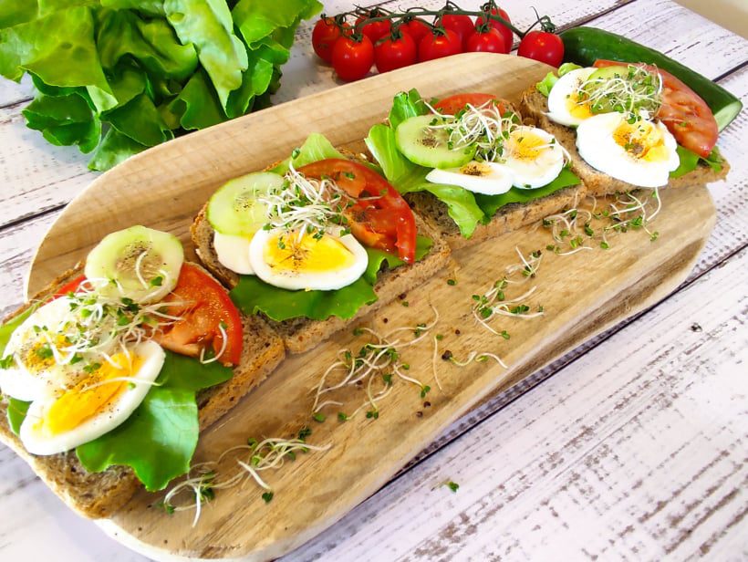 Kanapki z jajkiem i warzywami