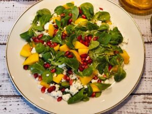 Sałatka z roszponką, mango i białym serem
