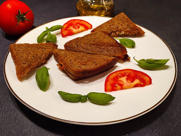 Tosty z mozzarellą i pomidorem